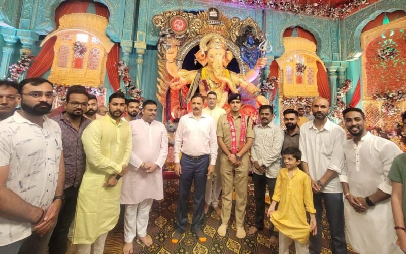 Organized by Sairam Yuvak Mandal, ‘Manta Ka Raja’ Pandal in Althan turns the centre of divinity in Surat